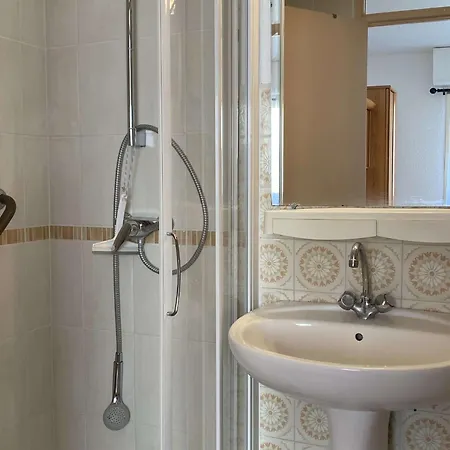 T2 Avec Wifi, Proche Thermes Et Commodites, Parking, Classe 2 Etoiles - Fr-1-553-235 Appartement *