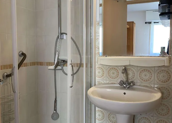 T2 Avec Wifi, Proche Thermes Et Commodites, Parking, Classe 2 Etoiles - Fr-1-553-235 Appartement *